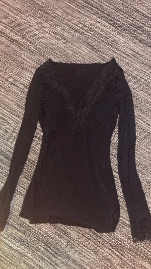 Svart Intimissimi tröja med spets - Jättefin intimissimi tröja med spets i storlek S. köpt i butik för 500 kr. Skriv ifall ni har några funderingar osv🩷
