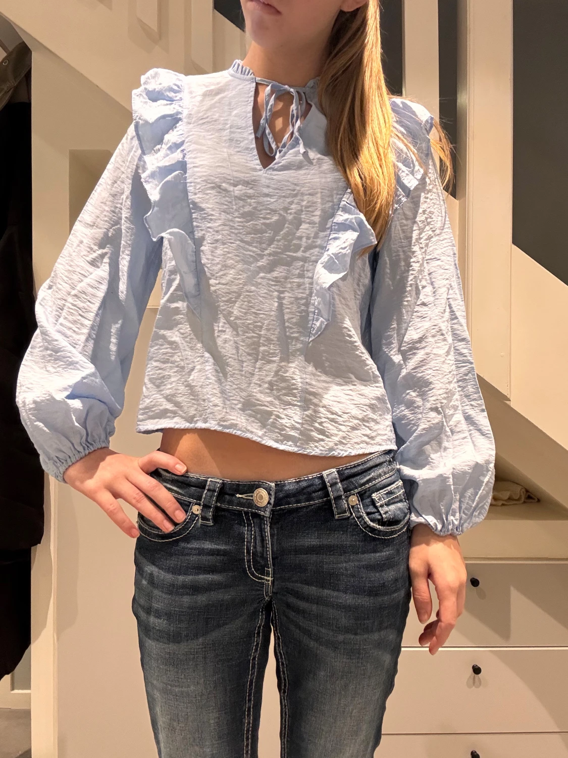 Ljusblå volangblus med knyt - 2