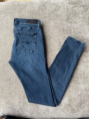 Replay Jeans - Schysta Replay jeans | Storlek: 31, skulle säga att dom passar 28/30 | Skick: 8/10, inga defekter | Nypris: 1500kr, vi säljer för endast 349 | Skriv gärna vid fråga eller fundering 💭 