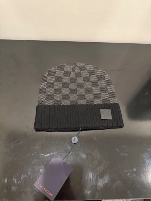 Svart mössa - Säljer en helt ny mössa oanvänd, storlek One Size. Fraktar snabbt inom 24h efter köp. Skriv gärna vid fler frågor.