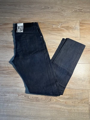 Tiger of Sweden  - Stilrena och tidlösa mörk blå jeans från Tiger of Sweden i storlek W29 L34.