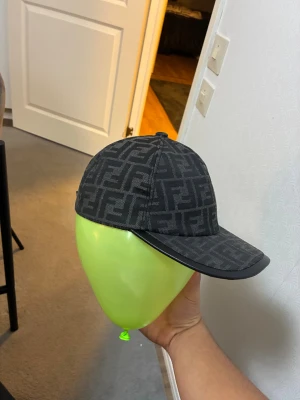 Fendi keps  - Kepsen är använd 2-3 gånger och inget fel med den 