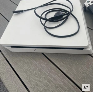PlayStation 4 Slim Vit - Snygg vit PlayStation 4 Slim med strömkabel och en röd handkontroll. fungerar utmärkt. Perfekt för gaming och multimediaupplevelser hemma. Priset kan diskuteras. Ett konto ingår där finns det Fortnite och rocket league . Konton är väldigt bra över 250 skins i Fortnite och har väldigt bra og danser och skins
