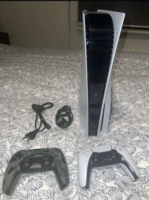 PlayStation 5 ps5 - Säljer pga att jag vill köpa en pc, kan även bytas mot en pc. Pris kan diskuteras. Ops den gröna kontrollen medföljer ej!