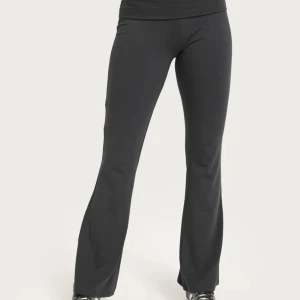  bootcut yogabyxor - Snygga svarta yogabyxor med bootcut och låg midja. Byxorna har en tight passform upptill och släpper ut vid bensluten. Tillverkade i mjukt och stretchigt material för maximal komfort.