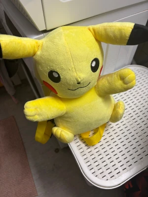 Pokémon ryggsäck  - Superfin Pokémon Pikachu ryggsäck, köpt i Spanien. Har en ficka på baksidan och två remmar som man kan justera beroende på hur man önskar bära ryggsäcken. 