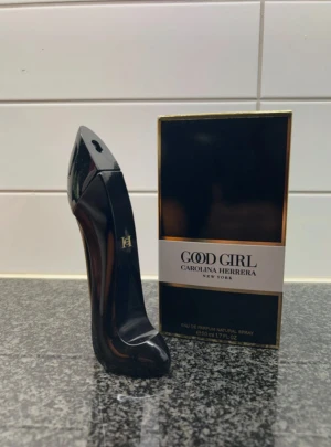 Good Girl parfym 50ml - Parfym från Carolina Herrera, Good Girl. 50 ml flaska i nytt skick och helt oanvänd, endast öppnad ur kartong. Köpt på Lyko för 1300 kr.