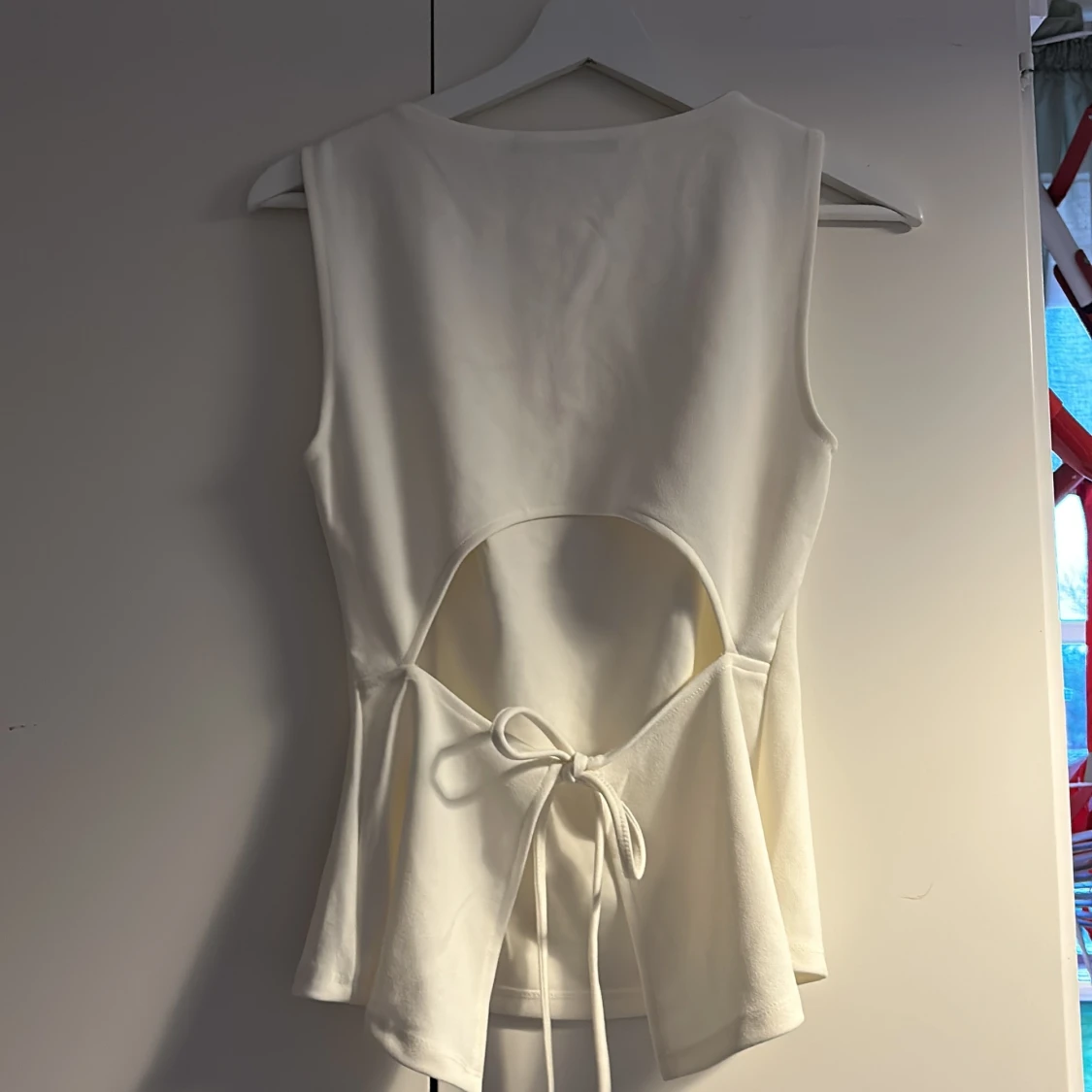 Vit ärmlös topp med öppen rygg Bik Bok - 2