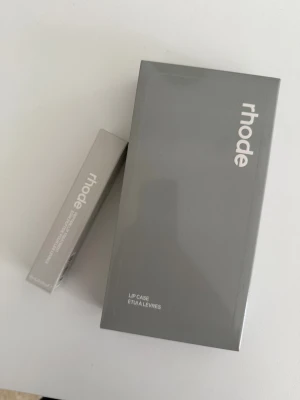 Rhode skal - Säljer ett helt nytt, oöppnat Rhode skal. Råkade köpa två, därav har jag ett helt nytt. Läppbalsam medföljer också! Pris kan diskuteras! 