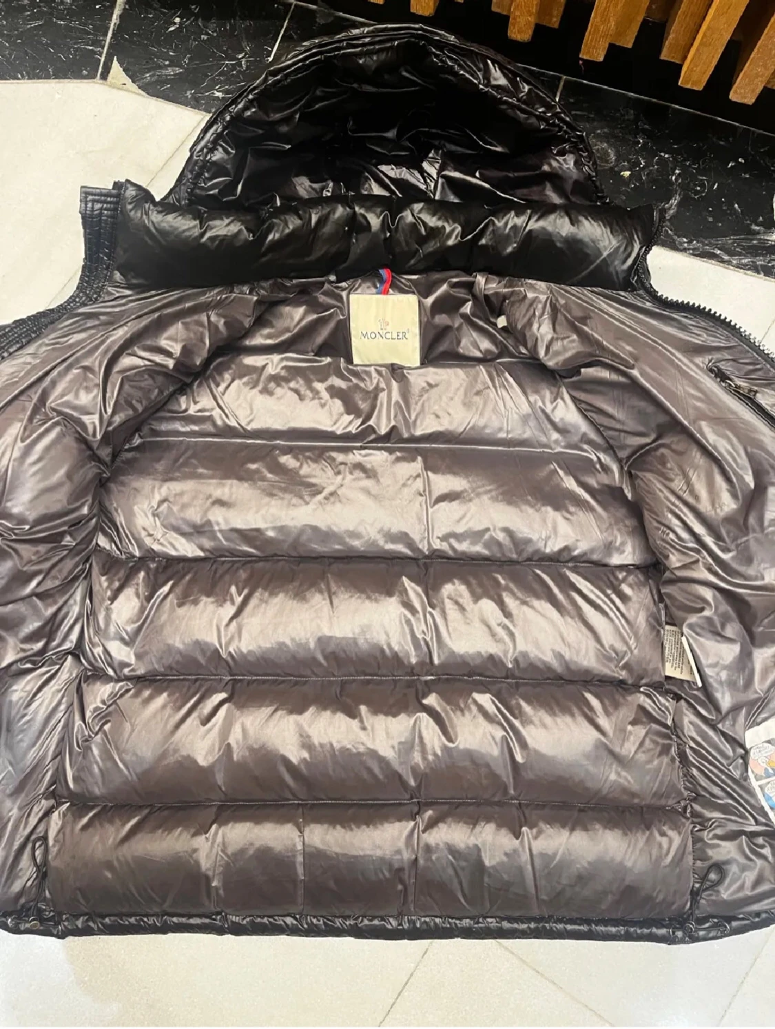 Svart Moncler dunjacka med huva - 1
