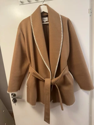 Kappa  - Jacka från Kappahl, använd endast en gång. I nyskick! Snygga vita detaljer och knytskärp som går att ta bort om man vill fickor på sidorna storlek M