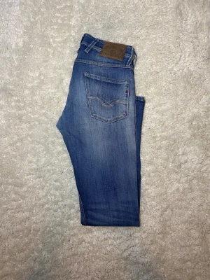 Blåa Replay Anbass jeans - Skick 9/10, inga defekter. |Storlek W29 L32| Modell Anbass vilket är slimfit| Gåva ingår vid köp!