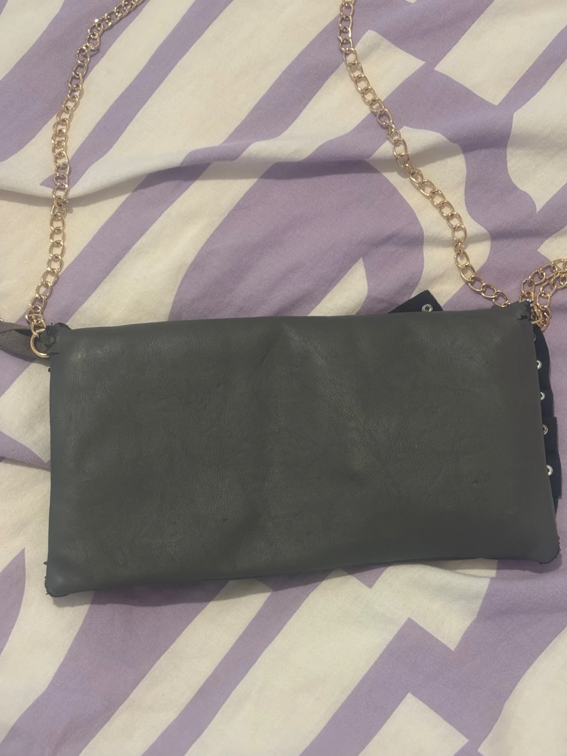 Svart kuvertväska med kedja och nitar - 2