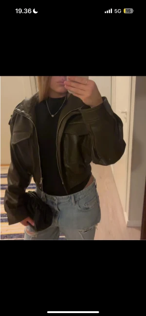  croppad skinnjacka - Säljer en croppad skinnjacka från zara!!!❤️
