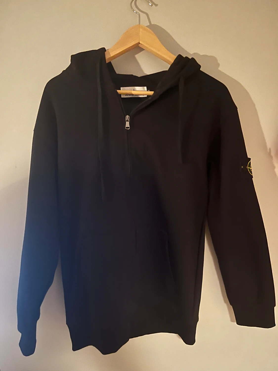 Svart hoodie från Stone Island M