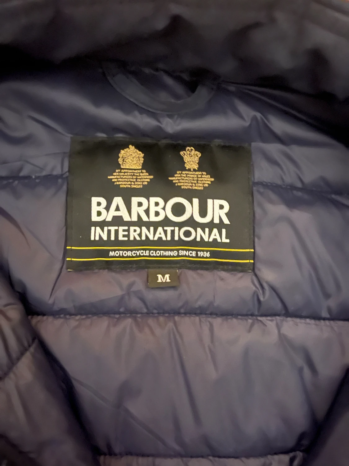 Mörkblå pufferjacka från Barbour - 1
