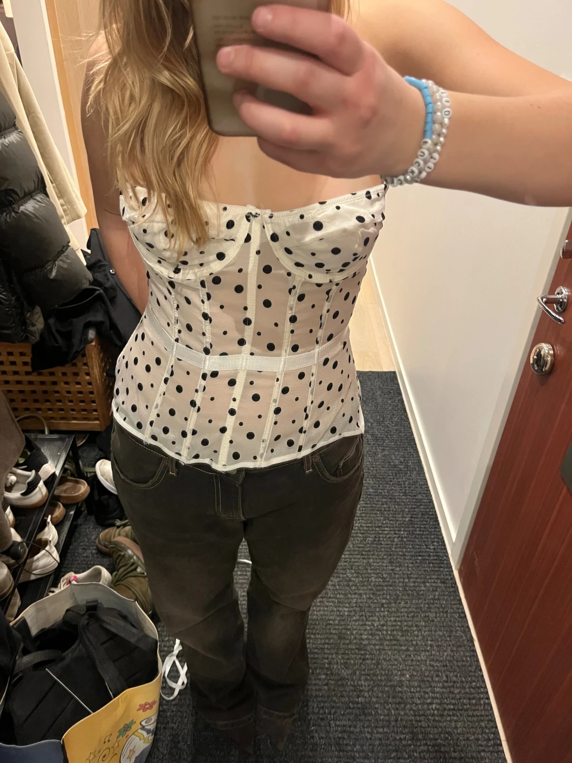 Vit prickig korsett med svarta prickar