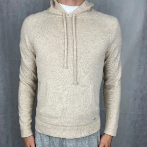 Hackett hoodie - Riktigt skön hackett hoodie i ull. Känns o ser ut lite som Kashmir. Ungefär nyskick. Modellen är 185. Super unik med ett snyggt tryck på ryggen.