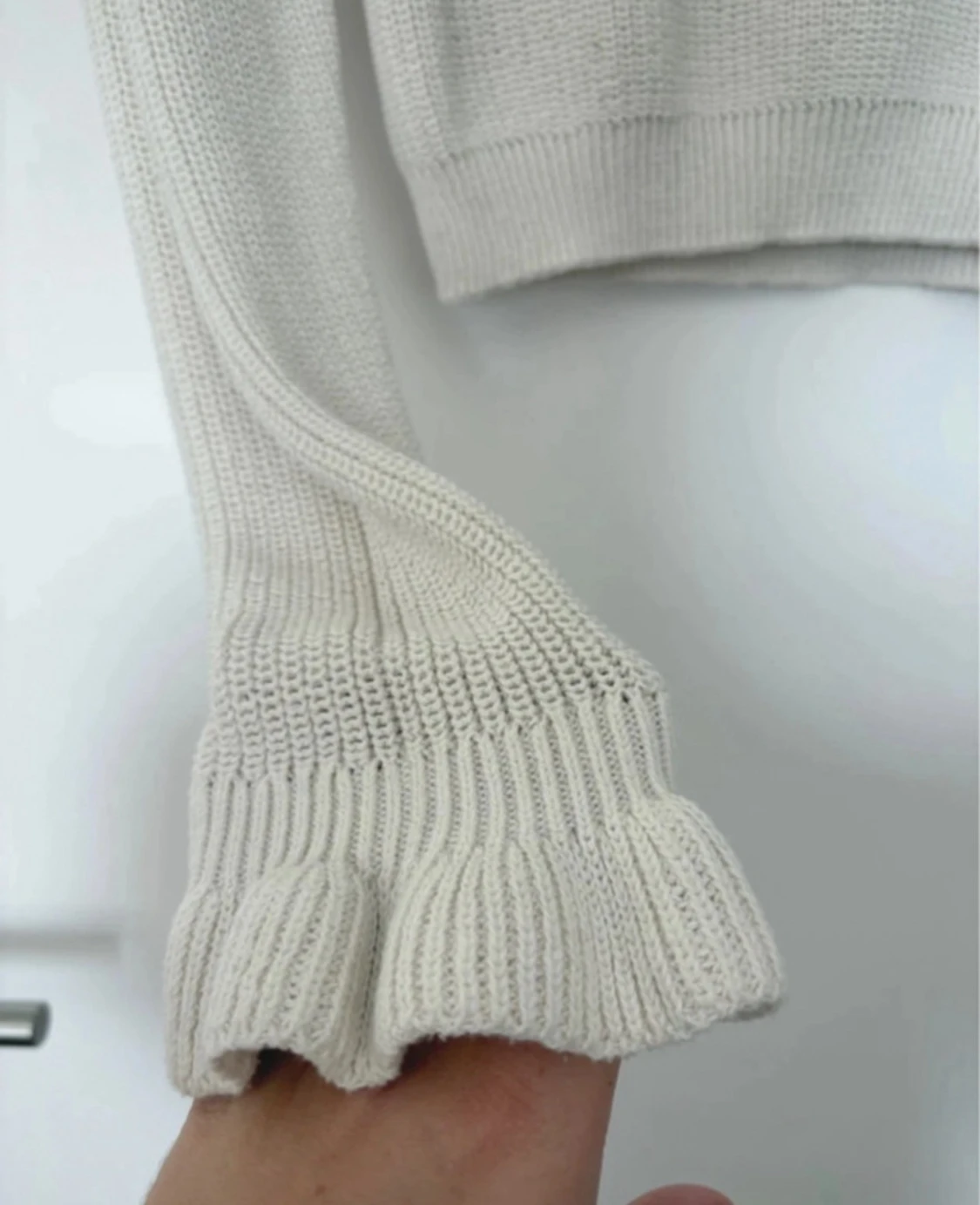 Vit stickad tröja med volangkrage - 1