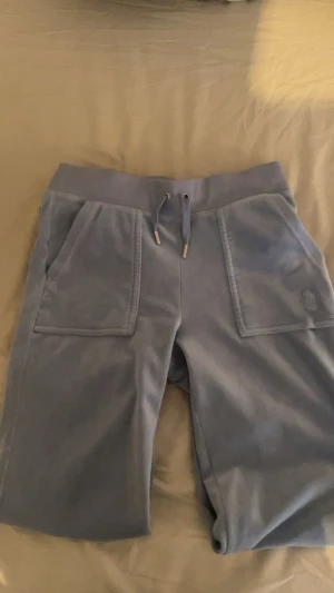 Ljusblåa Juicy Couture byxor - Säljer detta paret ljusblåa juicy byxor, väldigt bra skick och endast använd fåtal gånger.❤️