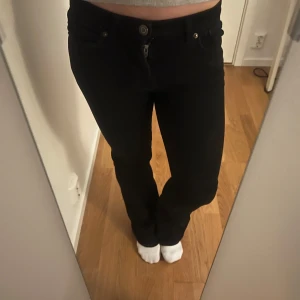 Svarta bootcut jeans med midja - Svarta jeans från bershka! Pris kan diskuteras❤️