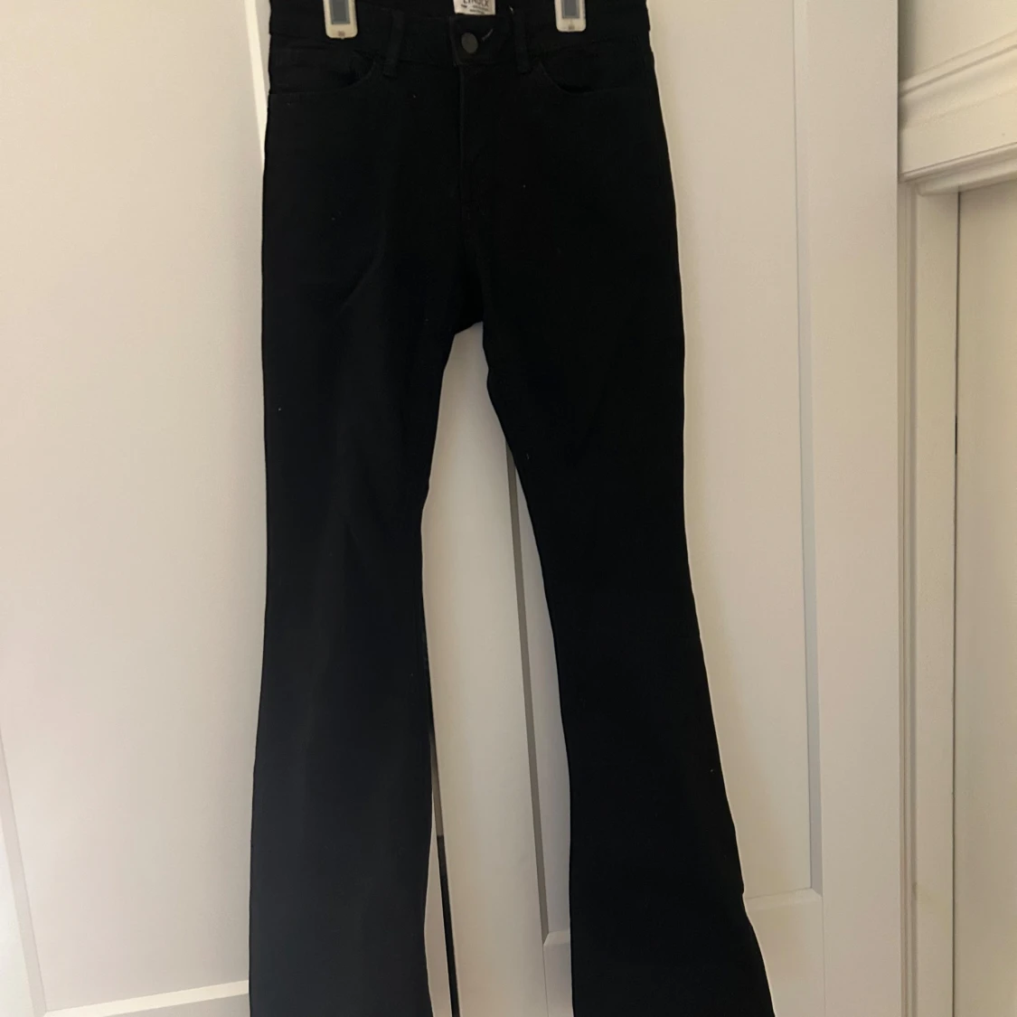 Svarta low waist bootcut jeans från Lindex