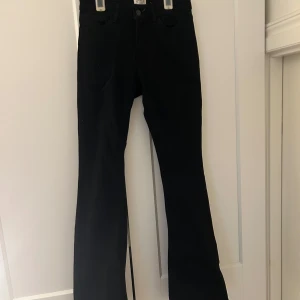 Svarta low waist bootcut jeans från Lindex  - Svarta jeans från Lindex i modellen Freja. Använda men i bra skick! 💓💓