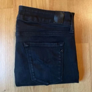 Replay svarta  jeans - Replay jeans i storleken 29/28  Längd 96 cm  Bredd: 36 cm.  Skicka vid frågor!