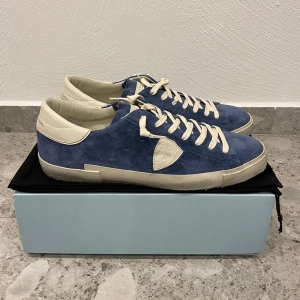 HELT NYA Philippe Model  - HELT NYA Philippe Model || Storlek 45 || Mitt pris 2699kr || Box och Dustbag medföljer || Tveka inte på att höra av dig vid frågor eller funderingar 