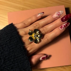 La Fleur Ring i guld från Ioaku - Säljer min La Fleur ring i guld från Ioaku som är slutsåld på hemsidan. Ringen är mycket sparsamt använd och i väldigt fint skick Ringen har öppningsbar baksida för justerbar passform och är perfekt för dig som vill sticka ut med en cool och unik accessoar. Kan gå ner i pris vid snabb affär💕