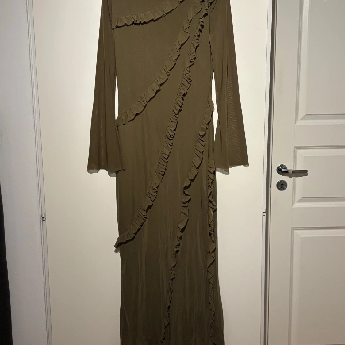 Olivgrön långklänning med volangdetaljer - 1