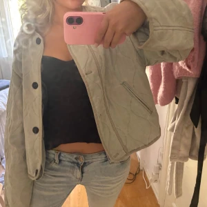 Zara jacka perfekt till hösten - Säljer denna sjukt snygga jacka som är lite oversized! Jätte bra skick! Använd fåtal gånger! 💕