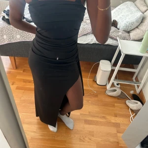 Svart långklänning med slits - Svart långklänning 