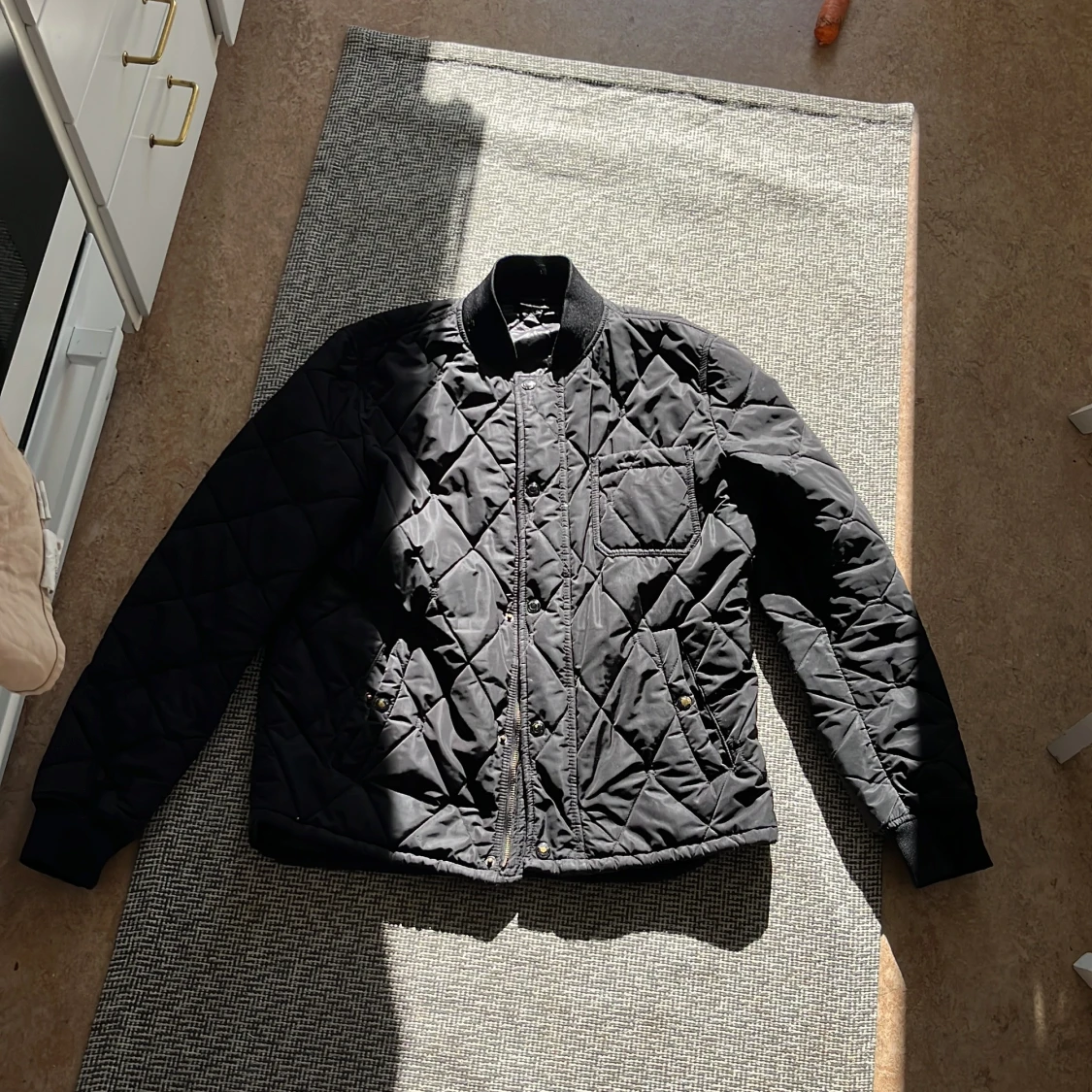 Svart quiltad bomberjacka