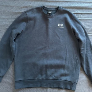 Under Armour sweatshirt - mörkblå/svart, strl M - Sweatshirt från Under Armour i mörkblå/svart nyans. Storlek M, endast använd 2–3 gånger. I mycket bra skick utan synliga fel. Säljer eftersom den inte används. I verkligheten så är färgen mest lik bild nummer 4.