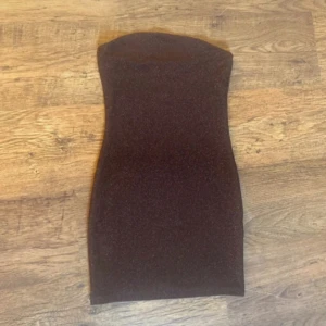 Glittrig klänning - Klänning kan även anvöndas som topp, aldrig använd. Skickar endast via instabox