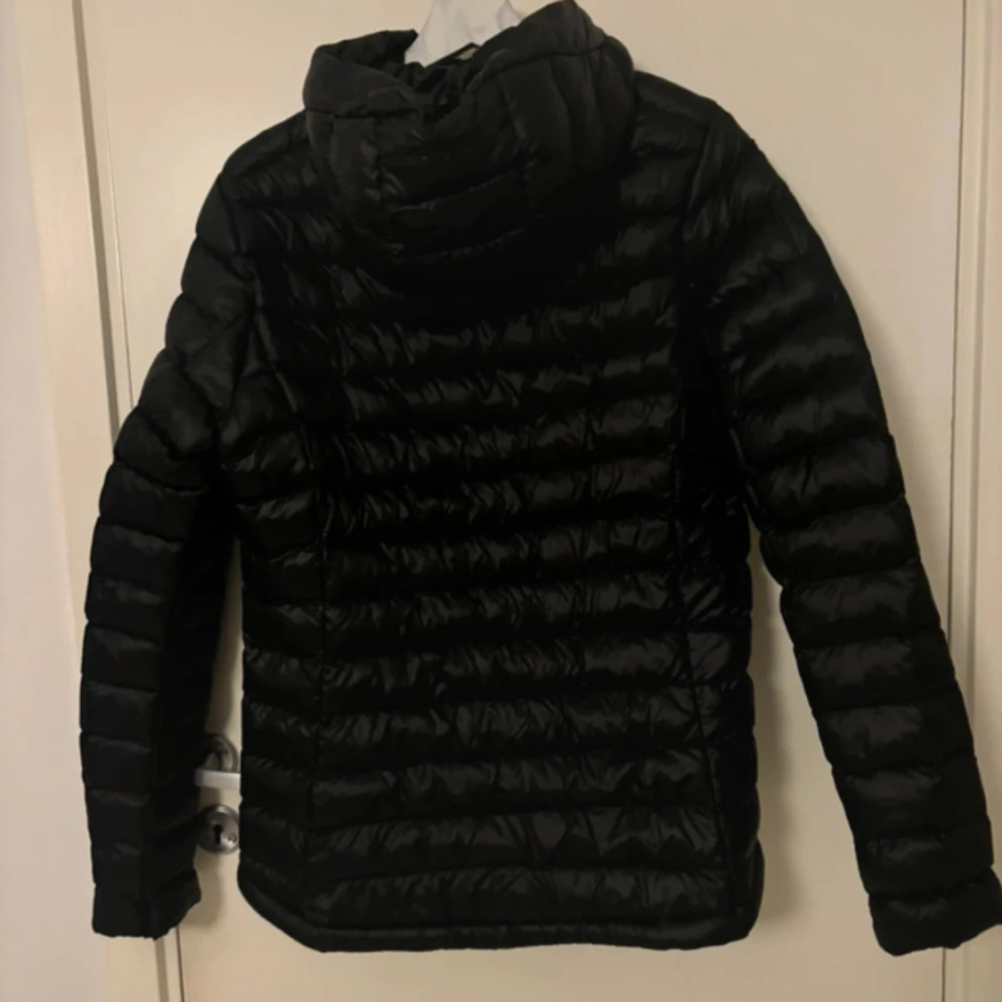 Svart dunjacka med huva - 1