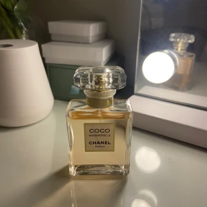 Coco Mademoiselle EdP Intense - Chanel Coco Mademoiselle Eau de Parfum Intense. köptes i mars men har endast använda den ett fåtal gånger därav säljer jag den! ordinarie pris 1098kr, 35 ml.💕