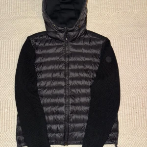 Svart cardigan från Colmar - Svart cardigan från colmar, Storlek M, väldigt fint skick samt inga defekter. Säljs pågrund av att den är för stor för mig. 