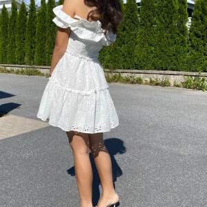 Vit klänning - Kort vit klänning från Bubbleroom, perfekt inför festliga tillfällen!