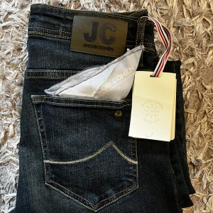 Jacob Cohens Jeans - Tja, säljer ett par tvärfeta jacob cohens som endast har använts en gång. Dessa är helt nya och är i modellen 688 C och kommed dessutom med allt og som man ser på sista bilden. Dessa är i storlek 32 och passar mig som är 180. Hör av dig vid minsta fråga eller fundering🙌