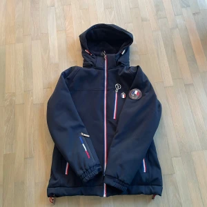 Nirvana Amazing jacka - Mörkblå vindjacka från Nirvana Amazing med fordring. Denna jackan är extremt varm perfekt att ha medan man åker skidor eller under vinteraktiviteter. Jackan är i perfekt skick!