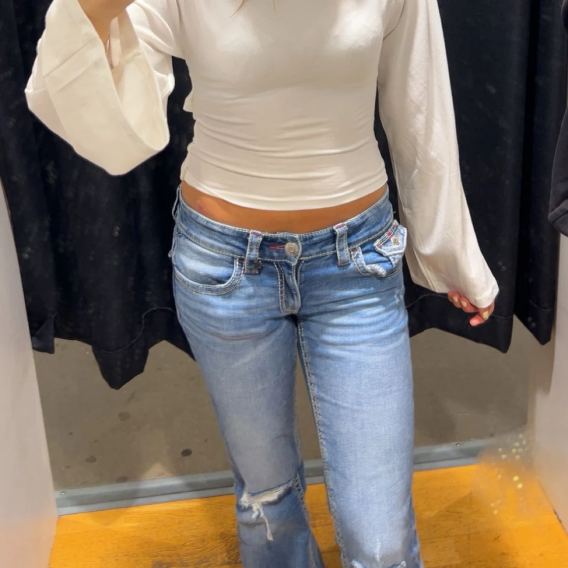 Blå bootcut jeans med detaljer