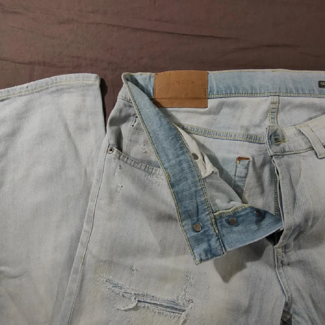 Ljusblå slitna jeans från Dondup - 1