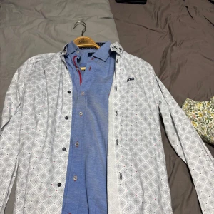 Blå skjorta från Gant och En vitt från Hugo boss - Oanvända 