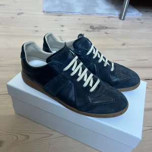 Maison margiela GAT skor - Mörkblå margiela gats, skulle säga skick 9/10, har äktehetsbevis. Köpt i juli detta året,  Hör av er vid frågor!