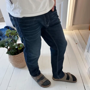 Jack and Jones jeans - Sköna Jack and Jones jeans. Inga defekter, modellen är 180,75 kg och bär 32 /30  . Måten A: 41 cm B: 97 cm. 🏆😇