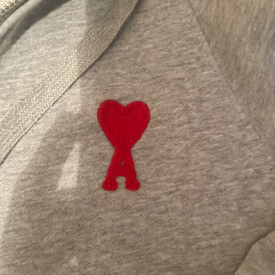 Grå hoodie med dragkedja från Ami - 3