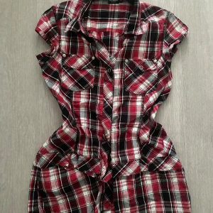 Rutig shirt i rött och svart - xs