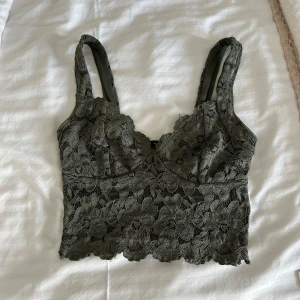 Grön spetsig croppad linnetopp - Så fin grön bralette/topp! använd endast 1 gång ✨ Så snygg under en kavaj!